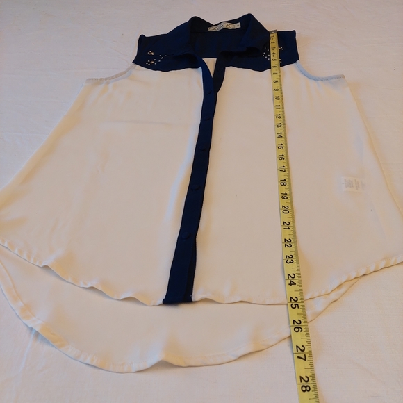 Chloe K Cream Navy Studded Sleeveless Sheer Moto Top Button Up Blouse Size Small - Picture 11 of 12